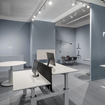 Sistemi di tavoli sit-stand e soluzioni salvaspazio per gli spazi office e living